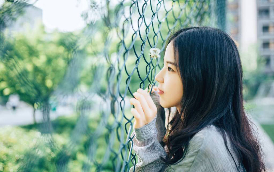 也许一个人会变成原来最讨厌的样子，只是因为要适应这个社会罢了。